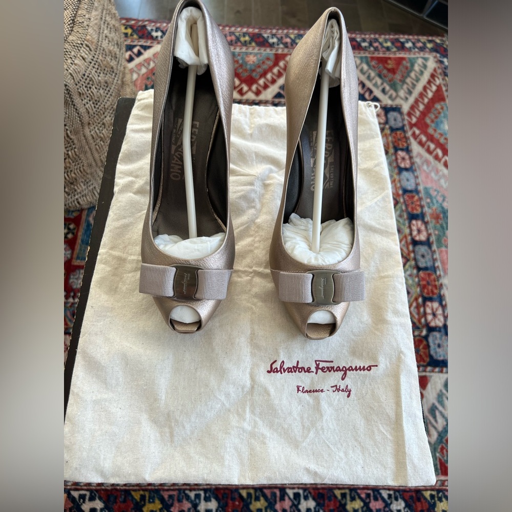 Salvatore Ferragamo Metallic Bronze Leather Vara Bow Peep Toe Pumps Size 9/ 39.5